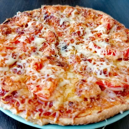 Пицца с сосисками, помидорами и сыром 🍕