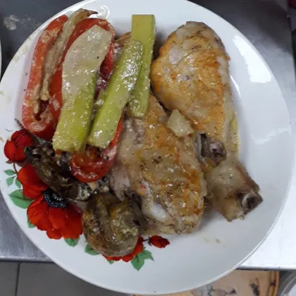 Запеченная курица с грибами и овощами