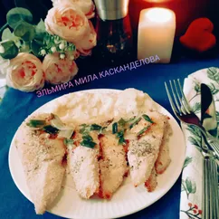 Сочная куриная грудка с грибным масляным соусом и картофельным пюре
