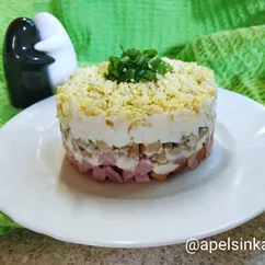 Слоёный салат с курицей "Ночь"