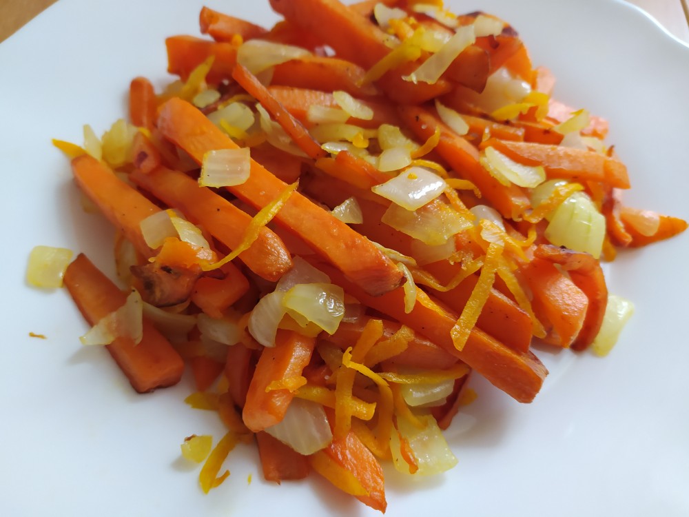 Жареный батат с луком и морковью (веган)