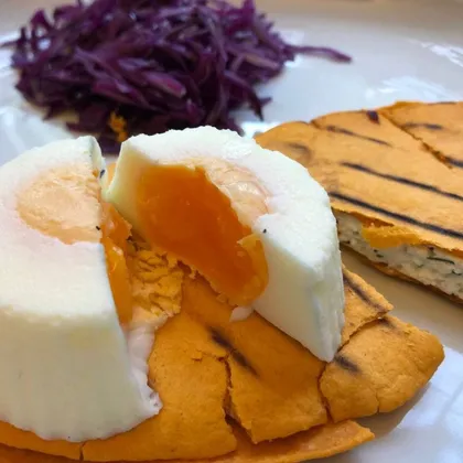 Быстрый завтрак: тортилья с творогом, яйцо на пару и красная капуста