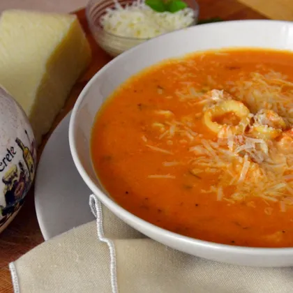 Томатный суп с кальмарами и креветками