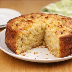 Шарлотка на кефире с яблоками