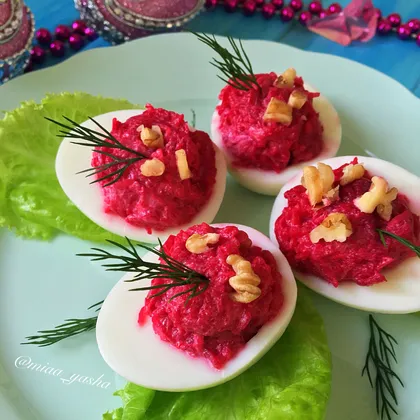 Новогодние фаршированные яйца со свеклой и орехами