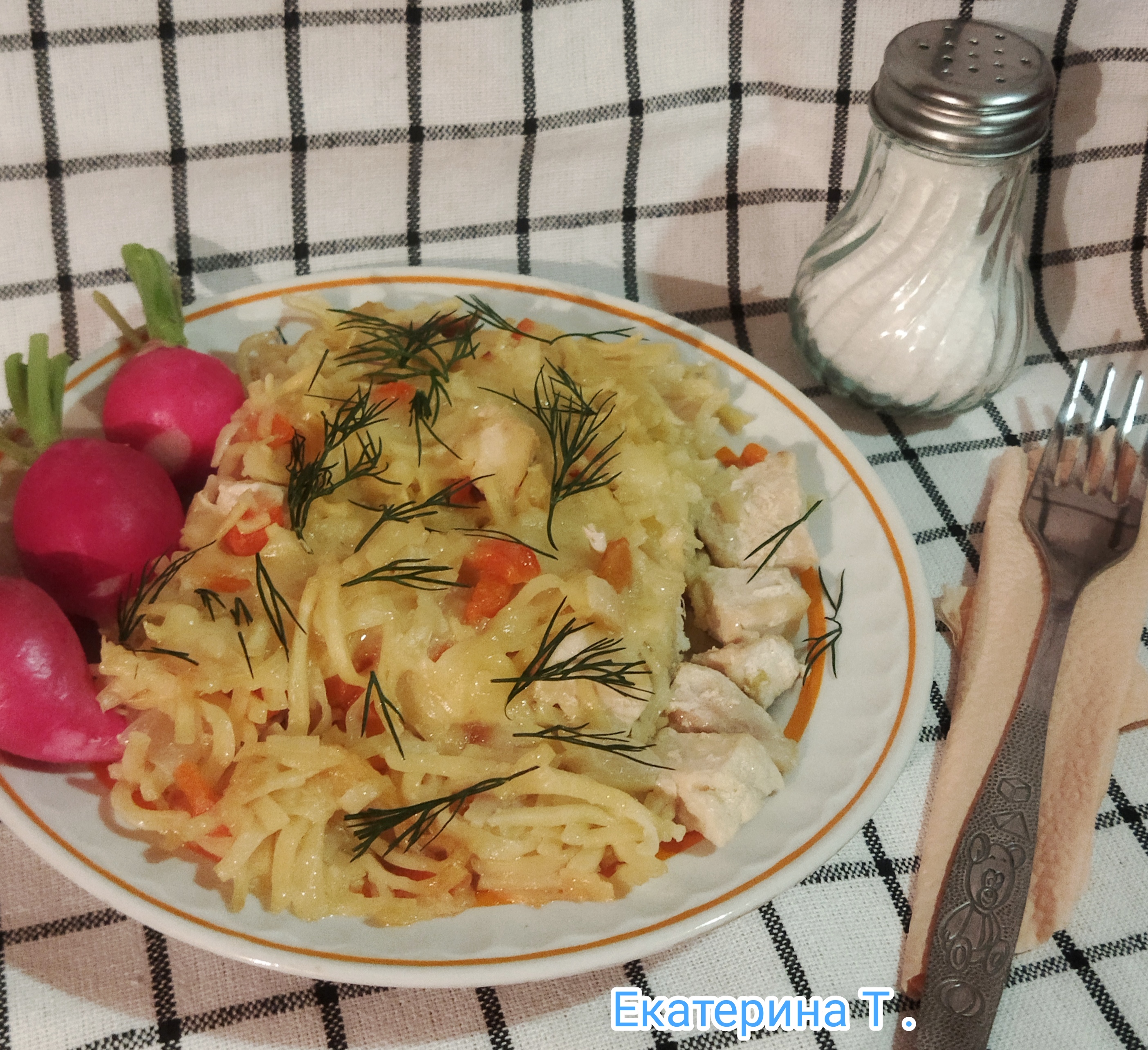 Макароны (лапша яичная) с курицей и сыром на сковороде