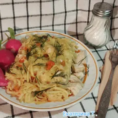 Макароны (лапша яичная) с курицей и сыром на сковороде