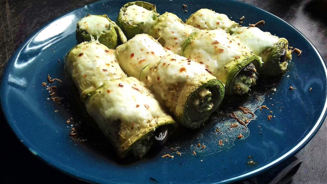 Кабачковые рулетики с творогом, зеленью и шампиньонами