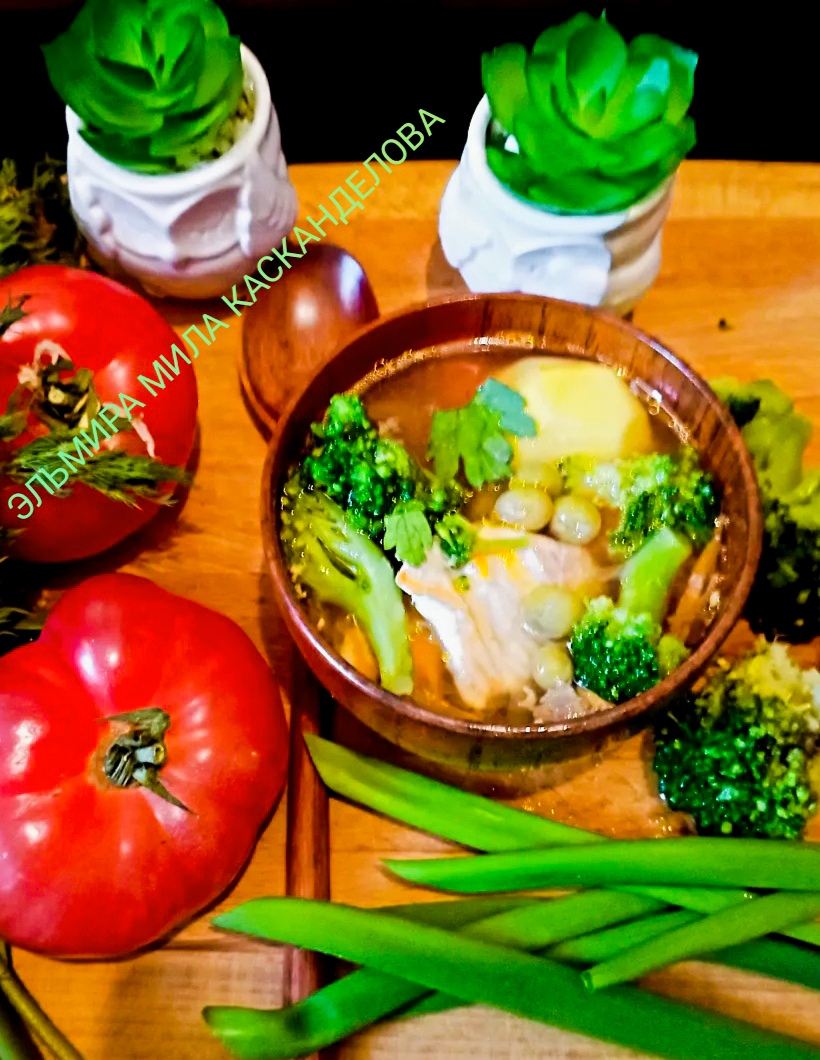 Суп с брокколи и зелёным горошком на курином бульоне