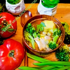 Суп с брокколи и зелёным горошком на курином бульоне