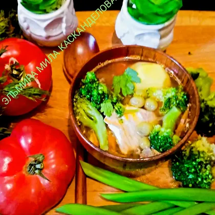 Суп с брокколи и зелёным горошком на курином бульоне