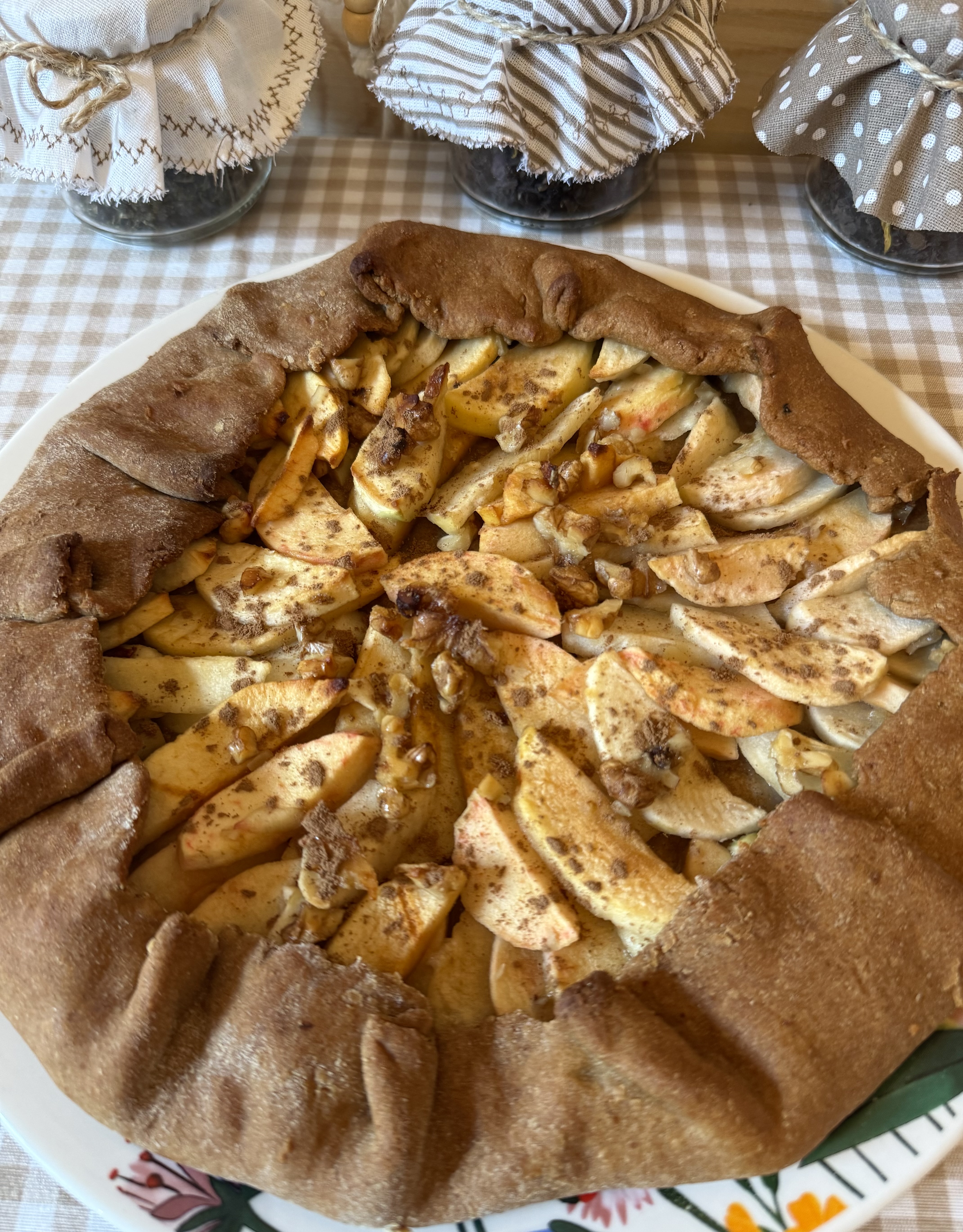 Ржаная галета с яблоками и орехами