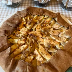 Ржаная галета с яблоками и орехами