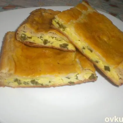 Пирог с зеленым луком, творогом и яйцом