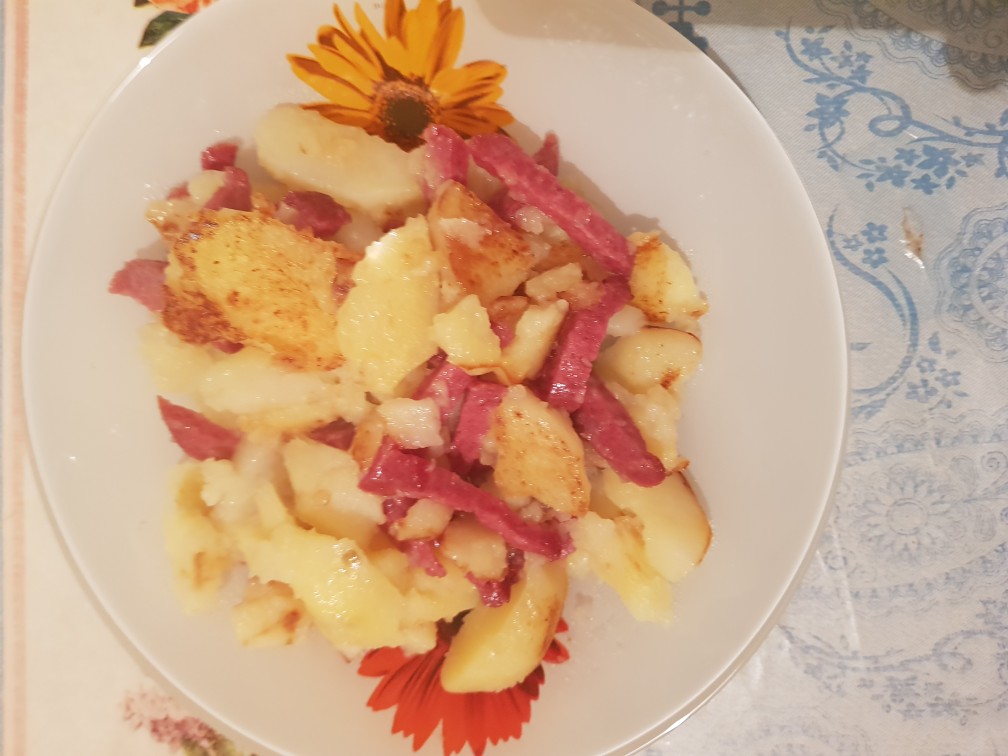 Тушеная картошка с колбасой — рецепт с фото пошагово