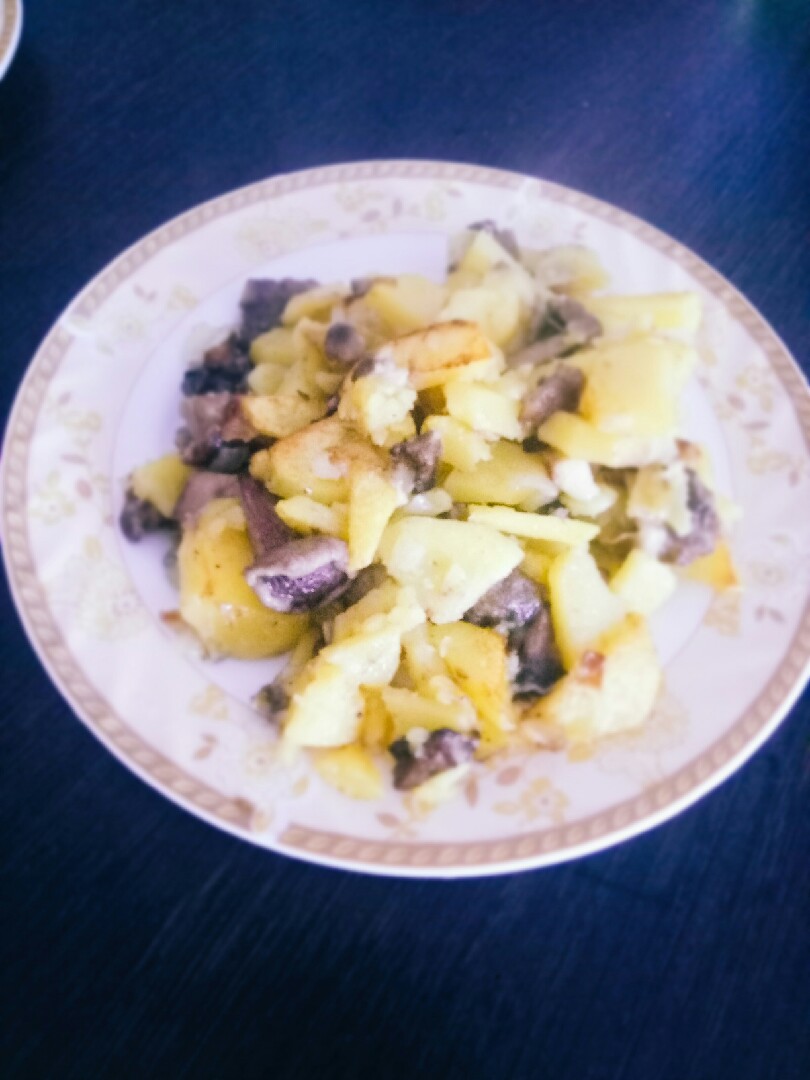 Салат из копченого сыра и черного винограда с фундуком, черри и вешенками