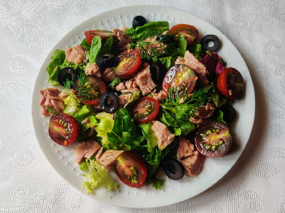 Простой салат с тунцом и помидорами черри