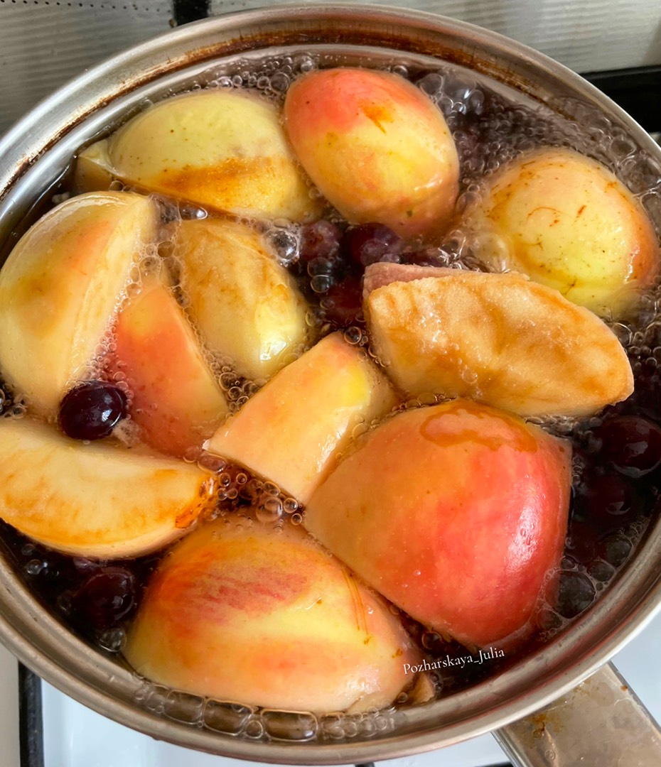Яблочный компот с виноградом