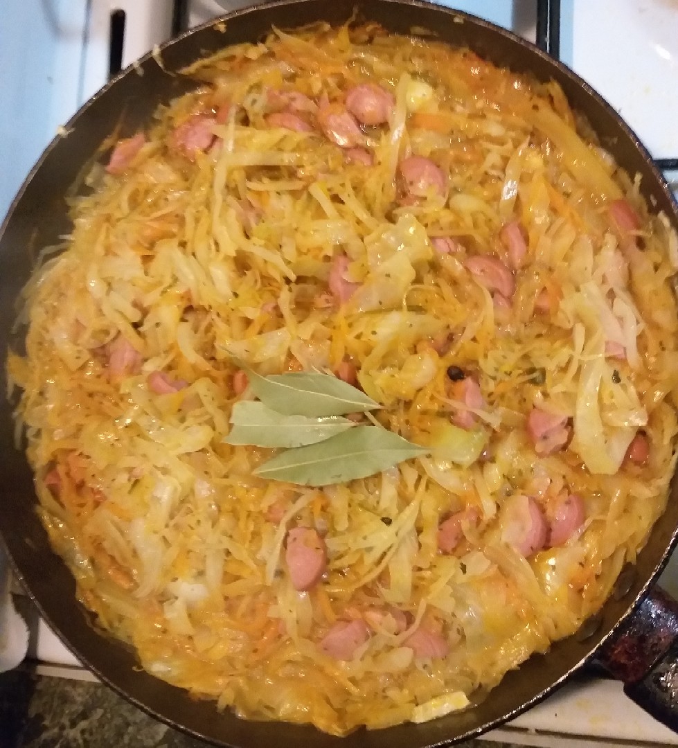 Солянка с солеными огурцами и сосисками