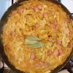 Солянка с солеными огурцами и сосисками