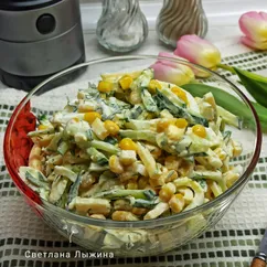 Салат с сыром, огурцом и кукурузой