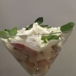 Eton mess с ореховым безе и клубникой