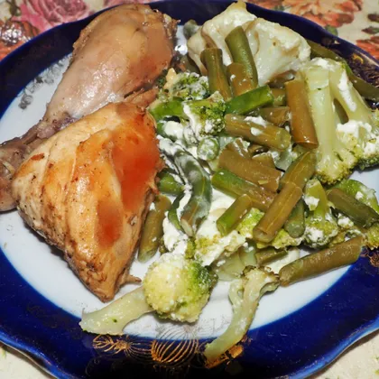Курица с брокколи,цветной капустой и фасолью