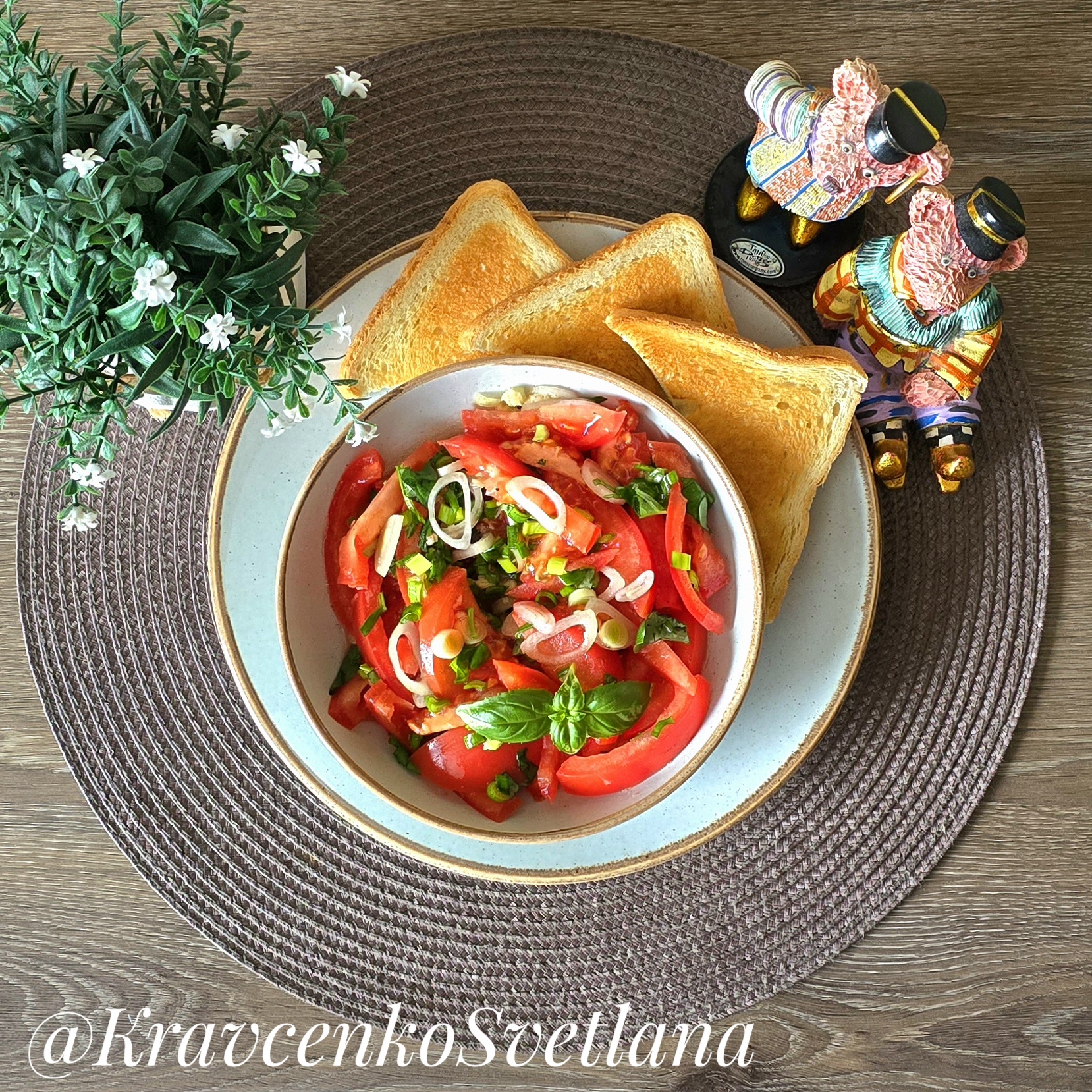 Салат из помидоров с базиликом и медом