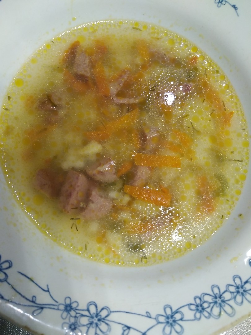 Томатный суп с колбасками и нутом