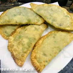 Жареные во фритюре чебуреки с курицей, моцареллой и зеленым горошком