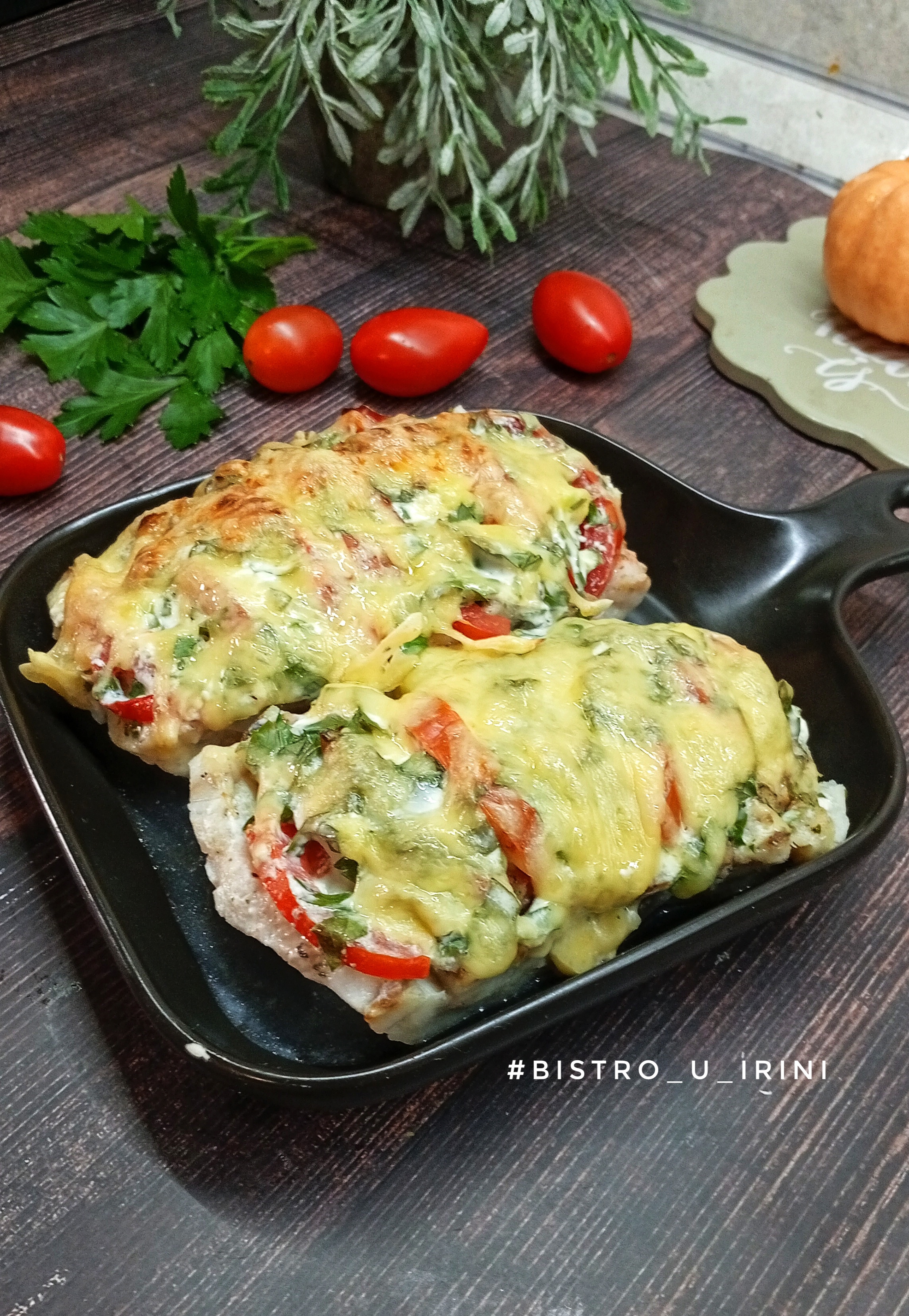 Минтай, запечённый с помидорами и сыром