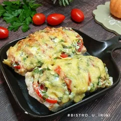 Минтай, запечённый с помидорами и сыром
