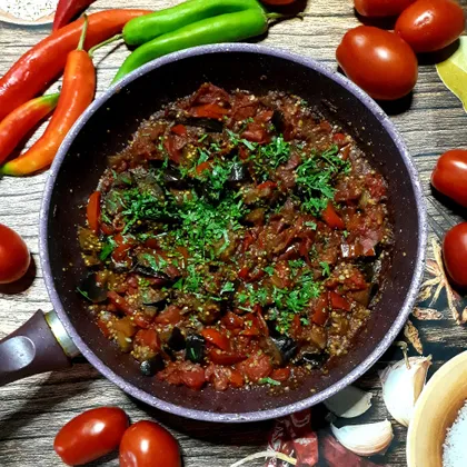 Баклажаны с помидорами, репчатым луком и чесноком 🥘