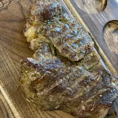 Говяжий стейк с приправами на гриле 🥩