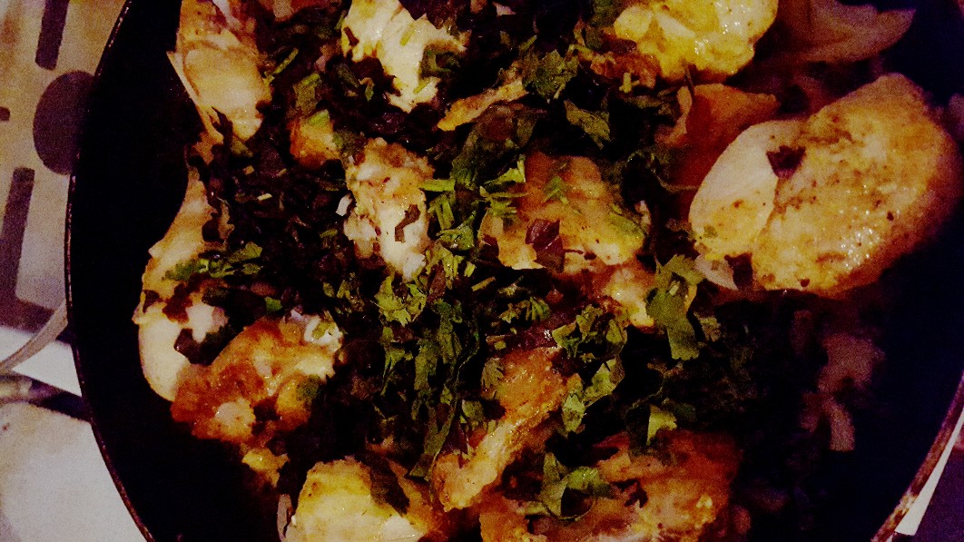 Курочка тушеная с луком, реганом и кинзой
