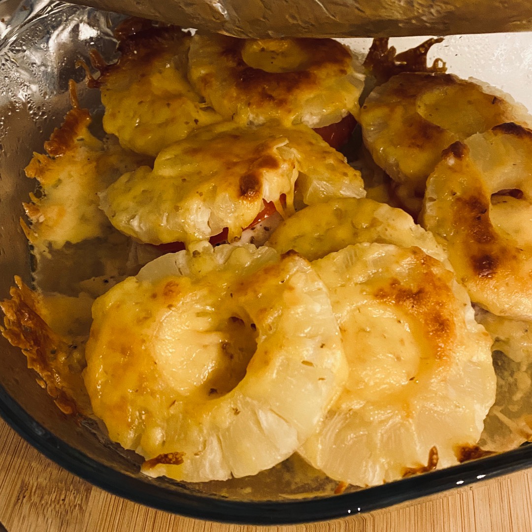 Ольга Матвей Мясо по французски: курица с ананасами, сыром и помидорами в духовке рецепт