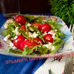 Салат с рукколой, помидорами и сыром фета 