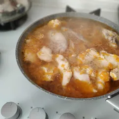 Курица, тушёная с луком и морковью