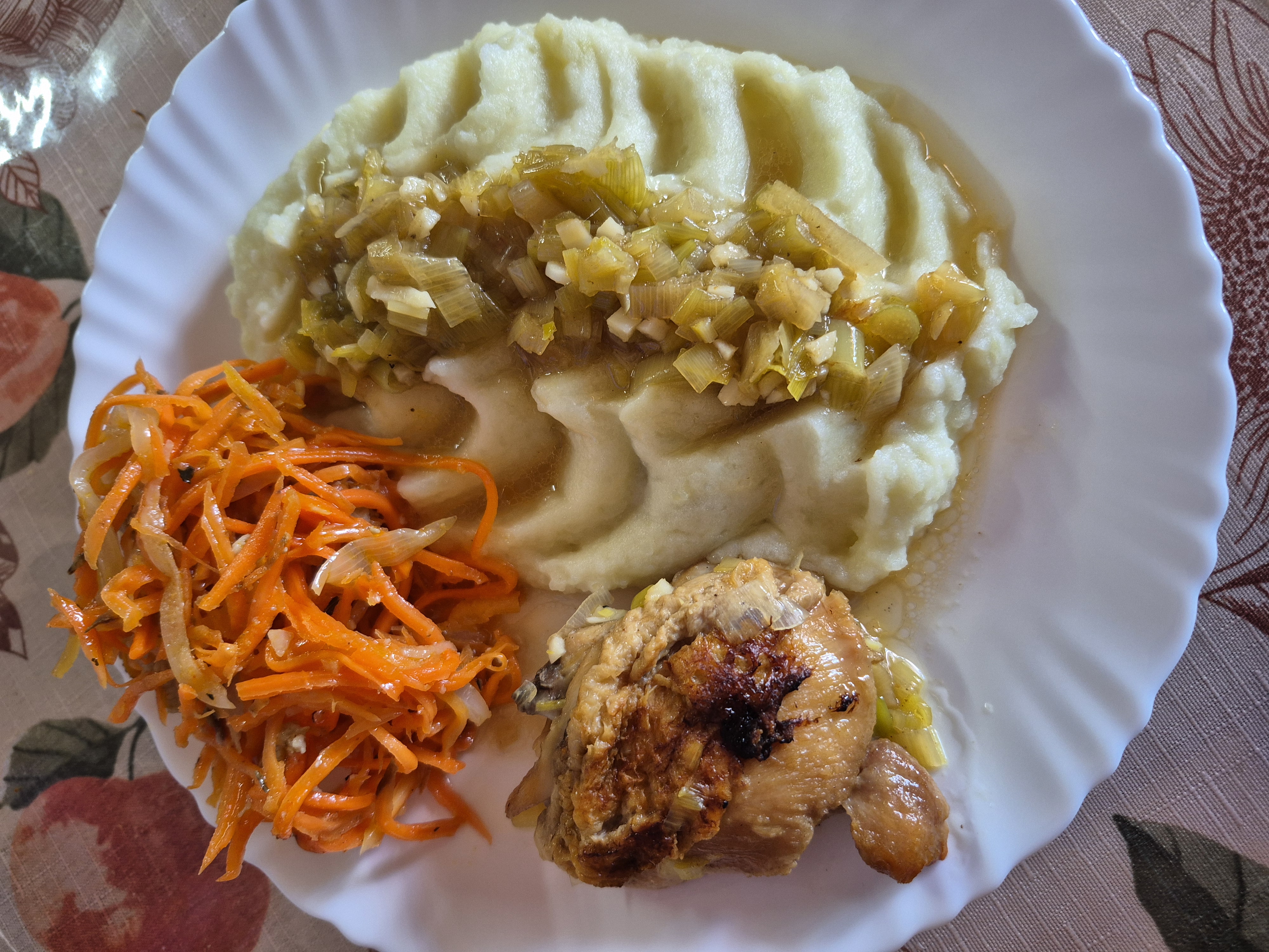 Курочка тушёная с луком и картофельным пюре