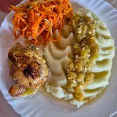 Курочка тушёная с луком и картофельным пюре