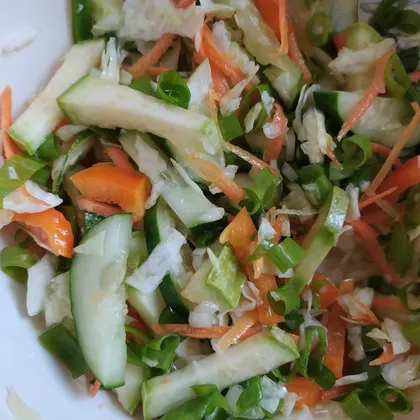 Овощной салат с капустой и кабачком (веганский)