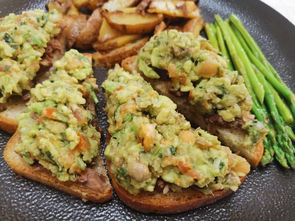 Бутерброды с соусом гуакамоле 👌