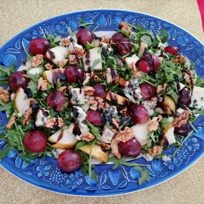 Салат с сыром Рокфор, красным виноградом, грецкими орехами, грушей, листьями рукколы