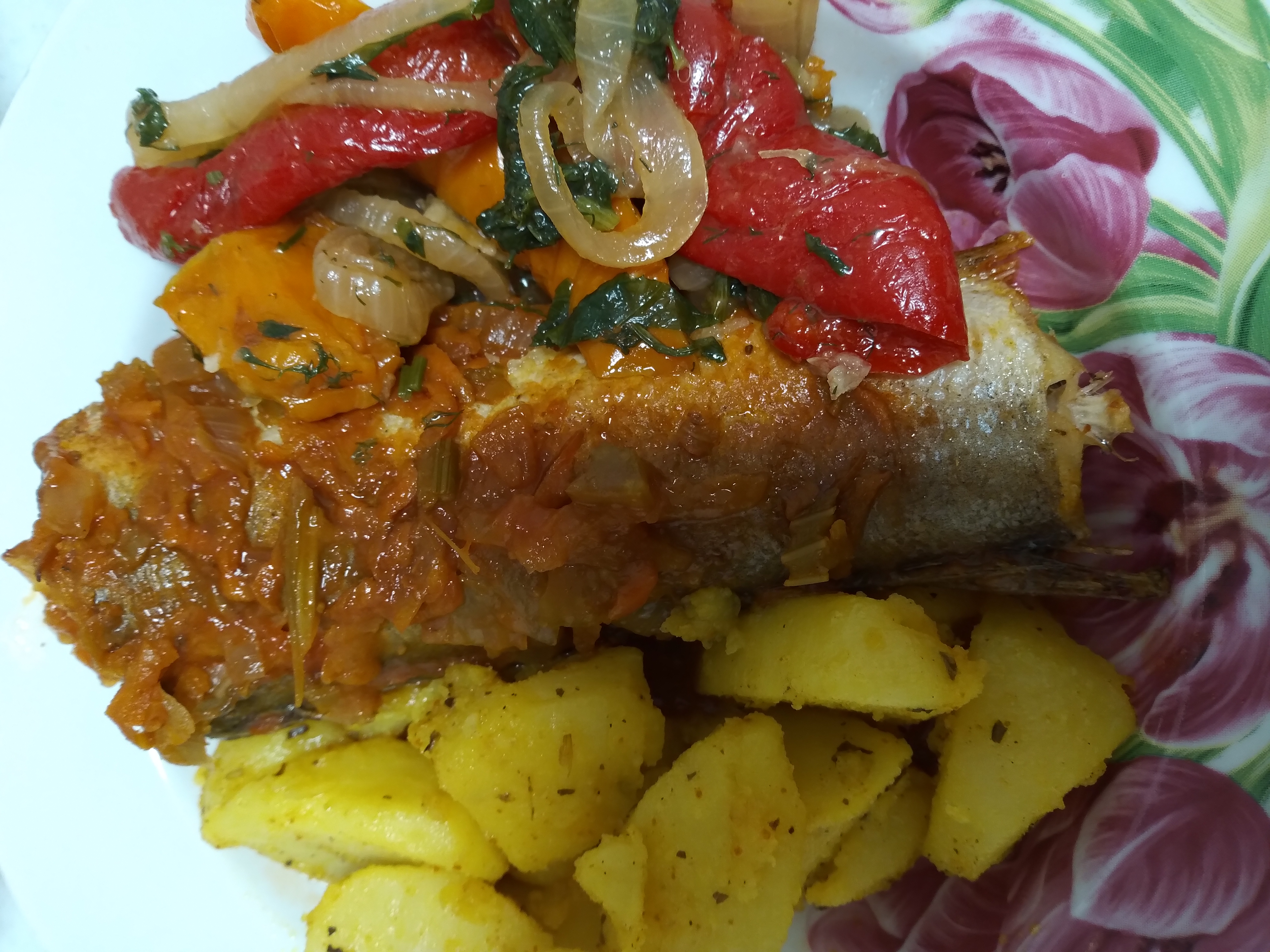 Хек, запеченный в томатном соусе