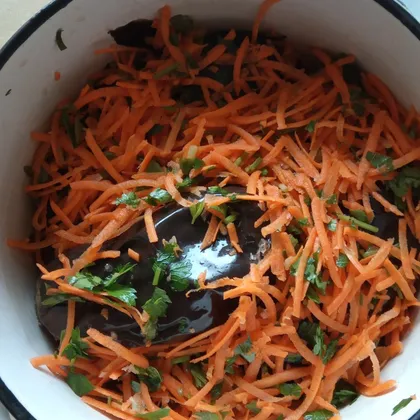 Квашеные баклажаны с морковью, зеленью и чесноком