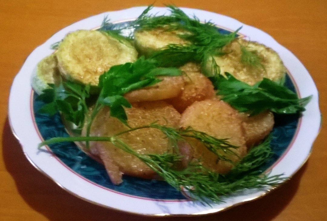 Кабачки и картофель жареные в панировке