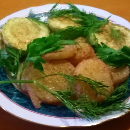 Кабачки и картофель жареные в панировке