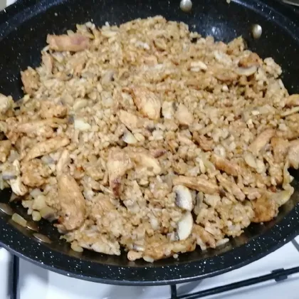 Жареный рис с курицей и грибами