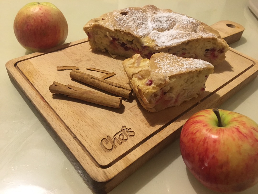 Шарлотка с яблоком и брусникой