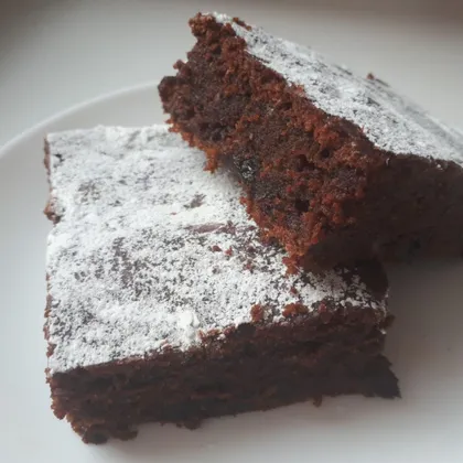 Шоколадный пирог с черносливом и грецкими орехами